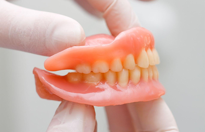 人工歯のかみ合わせを調整