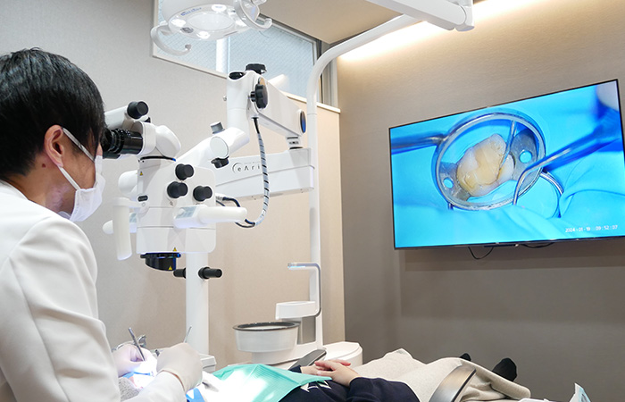 マイクロスコープを使用した精密治療